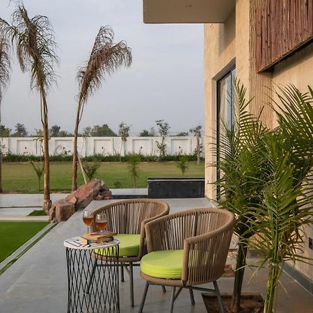 Stayvista'S The Sweet Life - Farm-View, Pet-Friendly Villa With Outdoor Pool, Terrace & Fireplace Sohna Exterior photo